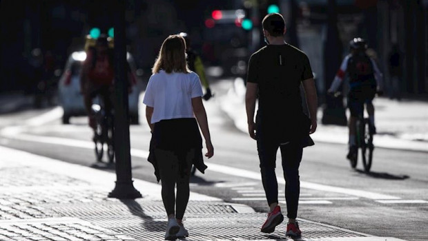 ep una pareja pasea por las calles de madrid en el segundo dia de desconfinamiento durante la