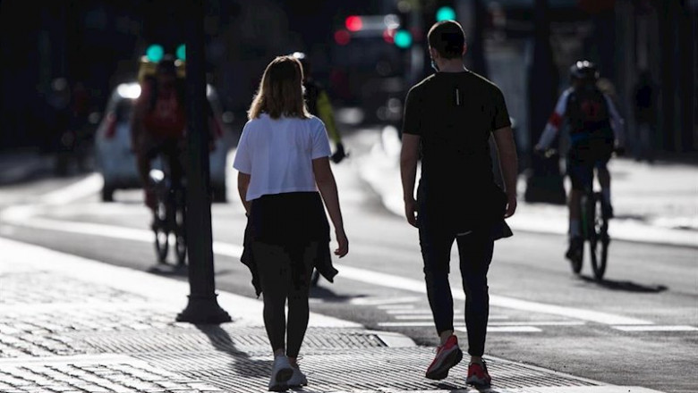 ep una pareja pasea por las calles de madrid en el segundo dia de desconfinamiento durante la ep una pareja pasea por las calles de madrid en el segundo dia de desconfinamiento durante la
