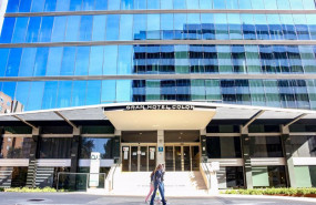 ep una persona camina por las inmediaciones del hotel ayre colon en madrid