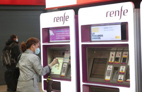 ep una viajera con mascarilla adquiere un billete en un dispensador en la estacion de atocha