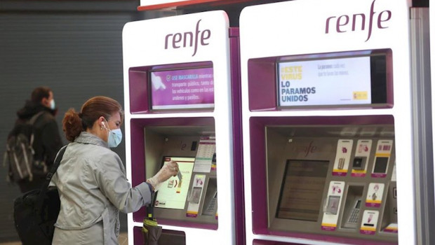 ep una viajera con mascarilla adquiere un billete en un dispensador en la estacion de atocha