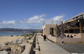 ep varias personas en la terraza de un bar a 11 de abril de 2021 en mallorca islas baleares espana