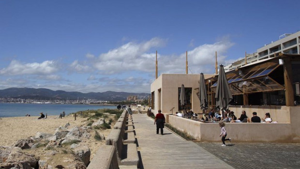 ep varias personas en la terraza de un bar a 11 de abril de 2021 en mallorca islas baleares espana