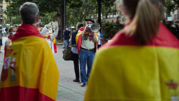 ep varias personas protestan con banderas de espana durante la manifestacion en contra de la gestion