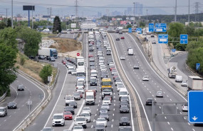 ep varios coches durante la operacion salida por el puente de mayo en la a4 a 30 de abril de 2024 en
