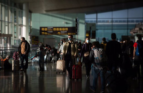 ep varios pasajeros con maletas en el aeropuerto de el prat en barcelona