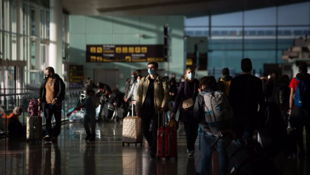 ep varios pasajeros con maletas en el aeropuerto de el prat en barcelona