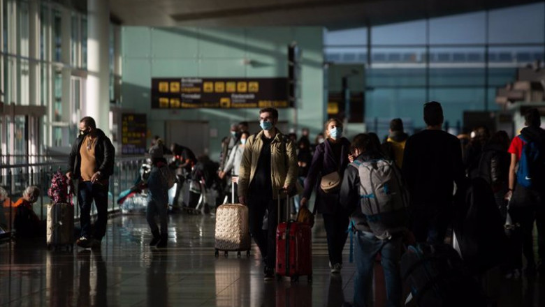 ep varios pasajeros con maletas en el aeropuerto de el prat en barcelona