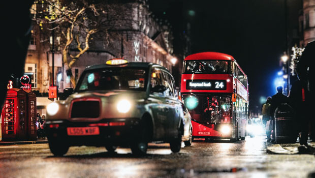 dl ciudad de londres distrito financiero de la milla cuadrada ftse mercado de valores negociación taxi negro taxi rojo autobús de dos pisos noche invierno clima húmedo unsplash