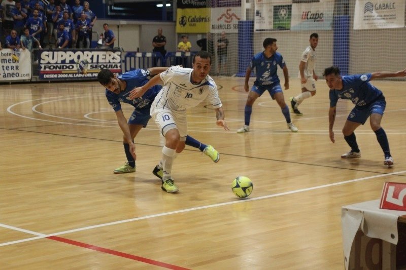 ep adri martinez vara en un partido con el oparrulo
