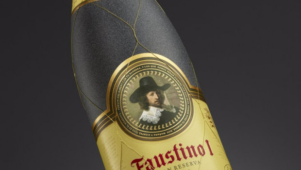 ep archivo   botella faustino i que rinde homenaje a su creador don julio