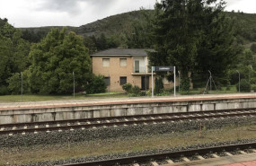 ep archivo   estacion de tren con las vias en primer plano