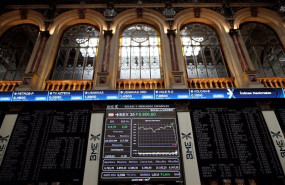 ep archivo   paneles con datos actualizados de la bolsa espanola