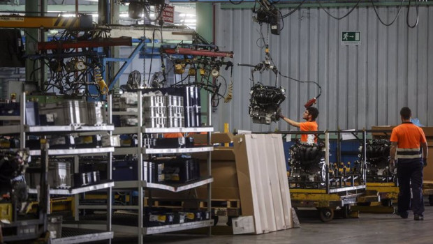 ep archivo   trabajadores en la fabrica de ford en almussafes