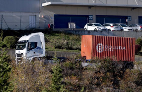 ep archivo   un camion circula por una carretera