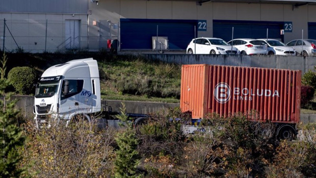 ep archivo un camion circula por una carretera ep archivo un camion circula por una carretera