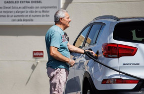 ep archivo   un hombre echa carburante a su vehiculo en una estacion de servicio a 1 de septiembre