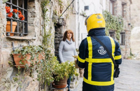 ep archivo   un trabajador de correos atiende a una residente de un municipio ubicado en una zona