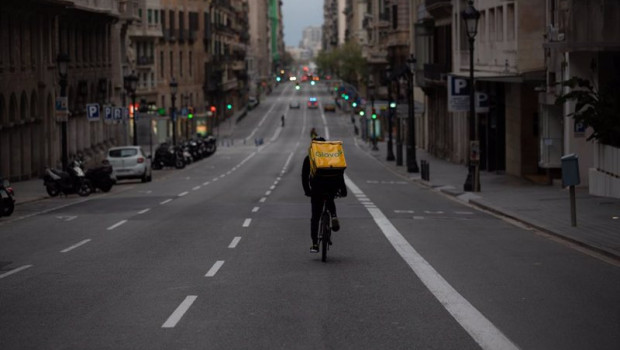 ep archivo   un trabajador de glovo en bicicleta por una calle de barcelona