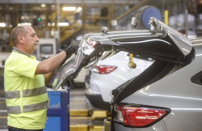 ep archivo   un trabajador en un vehiculo de la fabrica de ford en almussafes a 24 de octubre de