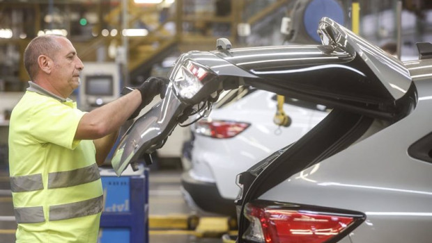ep archivo   un trabajador en un vehiculo de la fabrica de ford en almussafes a 24 de octubre de