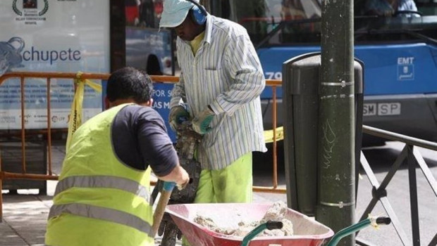 ep archivo   un trabajador extranjero de la construccion