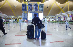 ep archivo   una persona con maletas en el aeropuerto adolfo suarez madrid barajas