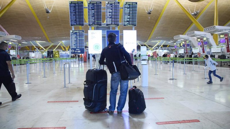 ep archivo una persona con maletas en el aeropuerto adolfo suarez madrid barajas ep archivo una persona con maletas en el aeropuerto adolfo suarez madrid barajas