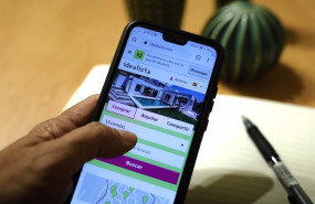 ep archivo   una persona hace uso de la aplicacion movil de idealista