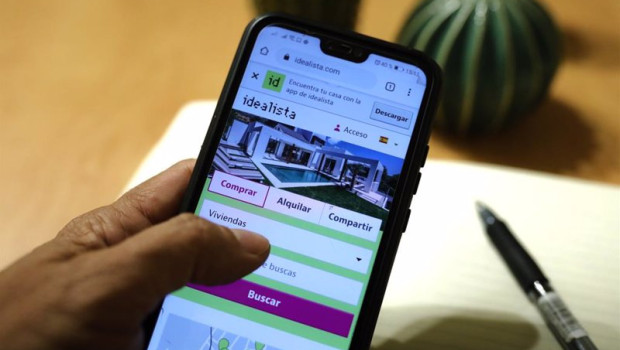 ep archivo   una persona hace uso de la aplicacion movil de idealista