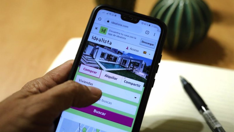 ep archivo   una persona hace uso de la aplicacion movil de idealista