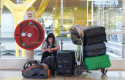 ep archivo   una viajera espera el embarque junto a su equipaje en una terminal de aeropuerto