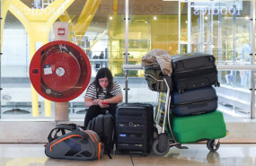 ep archivo   una viajera espera el embarque junto a su equipaje en una terminal de aeropuerto