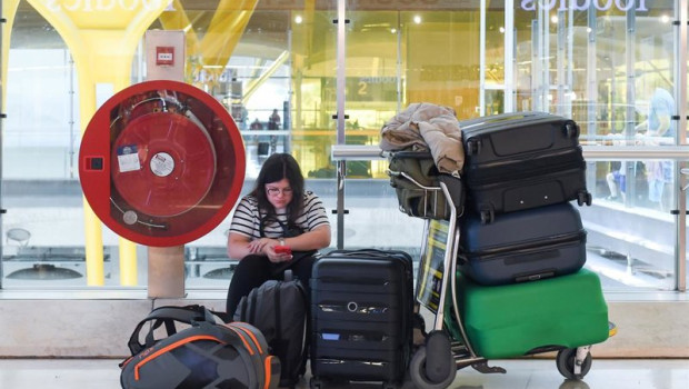 ep archivo   una viajera espera el embarque junto a su equipaje en una terminal de aeropuerto