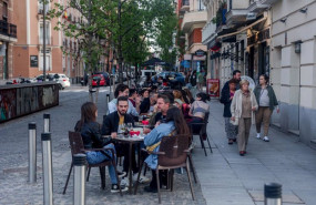 ep archivo   varias personas en la terraza de un bar 20240625111706