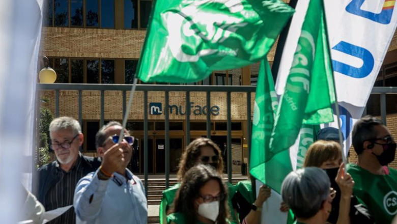 ep archivo varias personas se manifiestan durante una protesta de funcionarios contra los recortes ep archivo varias personas se manifiestan durante una protesta de funcionarios contra los recortes