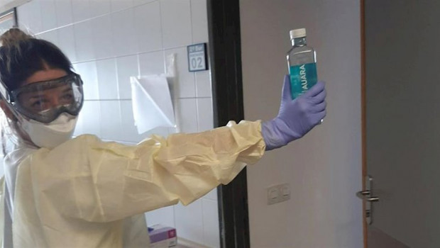 ep auara lanza una campana de crowdfunding para donar botellas de agua a hospitales con enfermos por