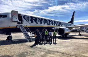 ep avion de ryanair en el aeropuerto de malaga-costa del sol
