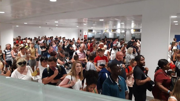 ep colas en el control de pasaportes del aeropuerto de palma