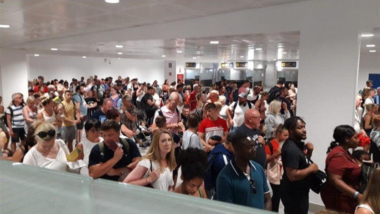 Colas en el control de pasaportes del aeropuerto de Palma. | EUROPA PRESS ep colas en el control de pasaportes del aeropuerto de palma