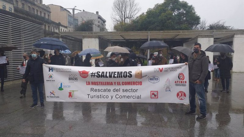 Concentración de hosteleros y comerciantes de Vigo ante el edificio administrativo de la Xunta. | EUROPA PRESS ep concentracion de hosteleros y comerciantes de vigo ante el edificio administrativo de la xunta
