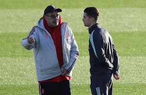 ep cristiano ronaldo charla con maurizio sarri durante un entrenamiento de la juventus