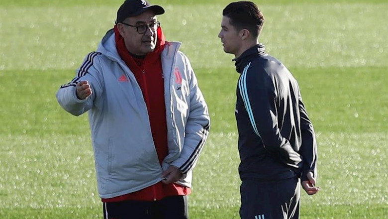 ep cristiano ronaldo charla con maurizio sarri durante un entrenamiento de la juventus ep cristiano ronaldo charla con maurizio sarri durante un entrenamiento de la juventus