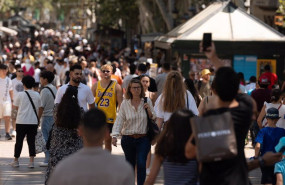 ep decenas de personas caminan por el centro de barcelona