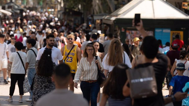 ep decenas de personas caminan por el centro de barcelona