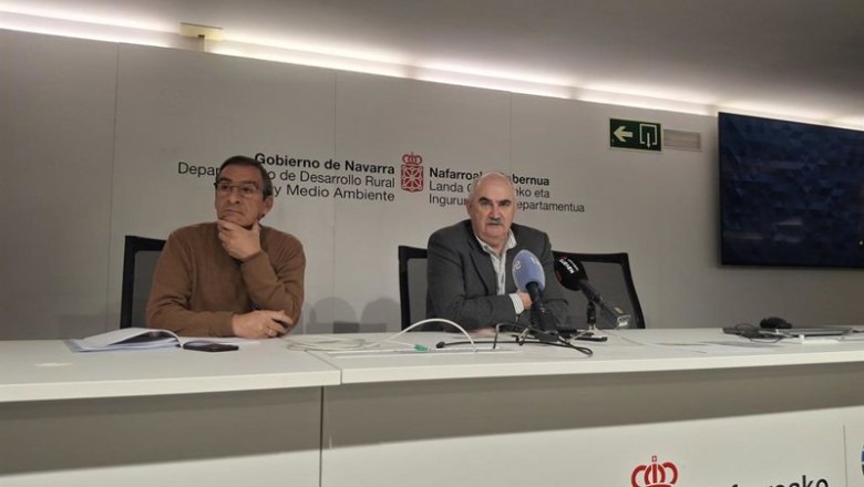 El consejero de Desarrollo Rural y Medio Ambiente, José Mª Aierdi, con el director general de Agricultura y Ganadería, Ignacio Gil. | EUROPA PRESS ep el consejero de desarrollo rural y medio ambiente jose m aierdi con el director general de