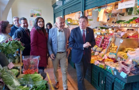 ep el ministro de agricultura pesca y alimentacion luis planas en un mercado junto al candidato del ep el ministro de agricultura pesca y alimentacion luis planas en un mercado junto al candidato del