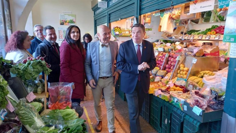 ep el ministro de agricultura pesca y alimentacion luis planas en un mercado junto al candidato del ep el ministro de agricultura pesca y alimentacion luis planas en un mercado junto al candidato del