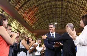 ep el presidente del gobierno en funciones pedro sanchez saluda a sus companeros de partido durante