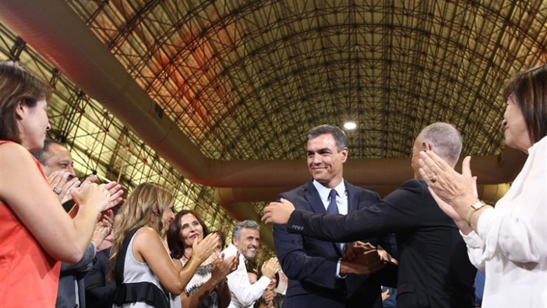 El presidente del Gobierno en funciones, Pedro Sánchez, saluda a sus compañeros de partido, durante el acto de presentación de la propuesta abierta de 'Programa común progresista'. | Eduardo Parra - Europa Press ep el presidente del gobierno en funciones pedro sanchez saluda a sus companeros de partido durante